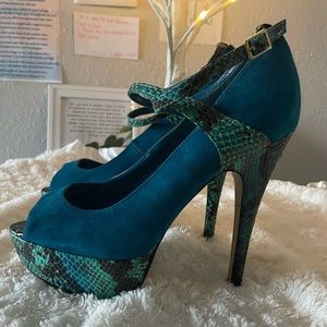 Bakers Turquoise and snake skin Heels